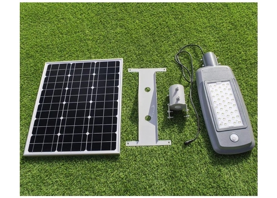 Dauerhaftes angetriebenes LED-Straßenlaternesolar 5500K IP65 50W mit drehbarem Sonnenkollektor